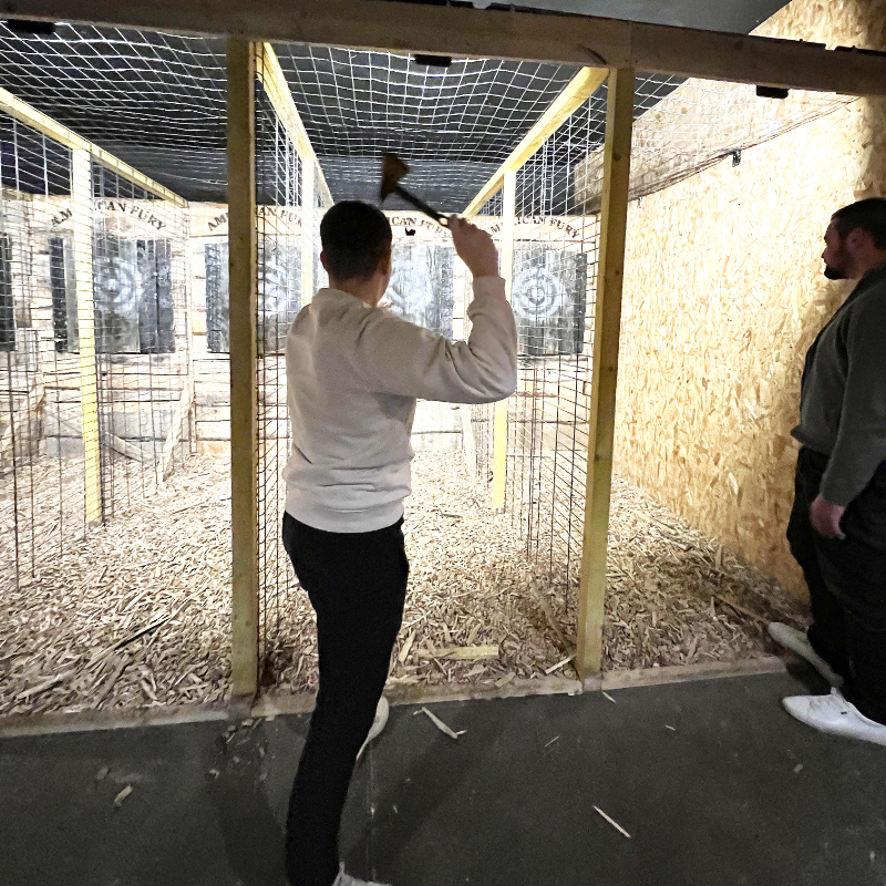 Net_Concept_'s tweet photo. L'équipe Net Concept s'est retrouvée pour un défi tranchant à l'American Fury d'#Angers. L'occasion de se détendre et de tester sa #precision... On vous laisse deviner en commentaire qui a marqué le plus de point🎯

#americanfury #hache #equipe #strategie #agence #netconcept https://t.co/ZeGeFFJv44