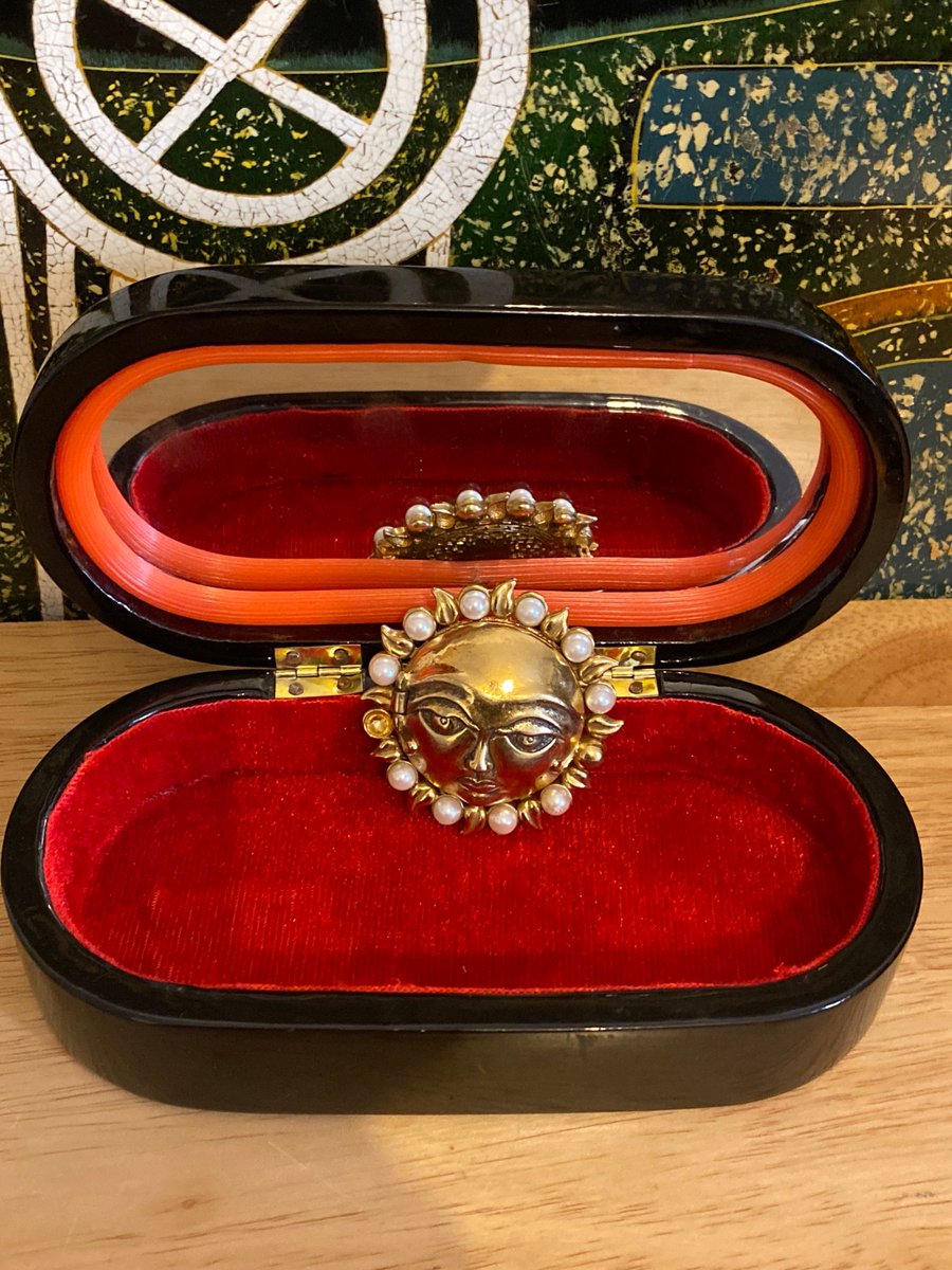 loveretrocrafts's tweet photo. Vintage Couture Locket Brooch, Wedgwood jasparware Zodiac face, Jewelry Spiritual Gift Jewellery Highly Collectable https://t.co/DYJCmWwJwk #jasperwarebrooch #wedgwoodbrooch #giftideas #cherrycrystal #giftf https://t.co/8keCsmDcJa