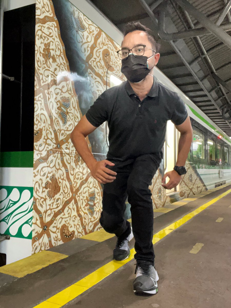 aan__'s tweet photo. Catching the train. #runner #imfast #soveryfast #tinder #callme #please https://t.co/g3kZr0DyUo