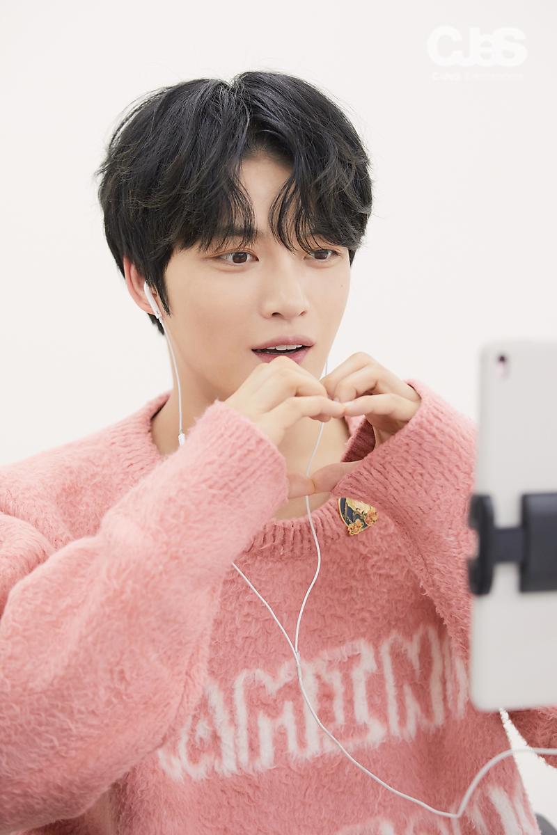 MMooKiiEE's tweet photo. แจจุงเป็นน้องนมชมพูที่แสนจะน่ารักกกกกก เป็นแมวเหมียวที่ขนนุ่มฟูด้วย 💕💕

เป็นรูปตอนที่แจจุงมีวิดีโอคอลกับแฟนๆ ที่ซื้ออัลบั้ม Kit เมื่อเดือนที่แล้ว หวีดความน่ารักย้อนหลัง

📷 : https://t.co/fjsVTh6K7p https://t.co/qEIdMxJ0m4