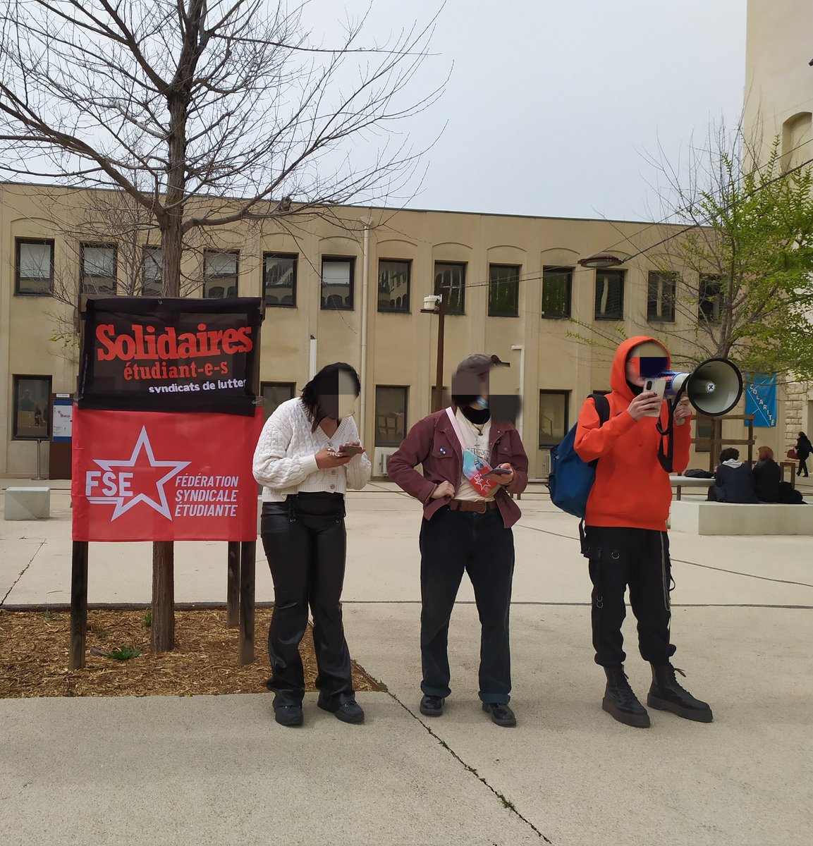 SESLamu's tweet photo. Répression syndicale sur la fac d'Aix ! 
Alors que nous étions présent-e-s avec la @FSE_Aix pour dénoncer la précarité étudiante et la libéralisation de l'enseignement supérieur, la sécurité est venue nous empêcher de parler et nous a demandé de partir ! https://t.co/XZHJpuCA6Z