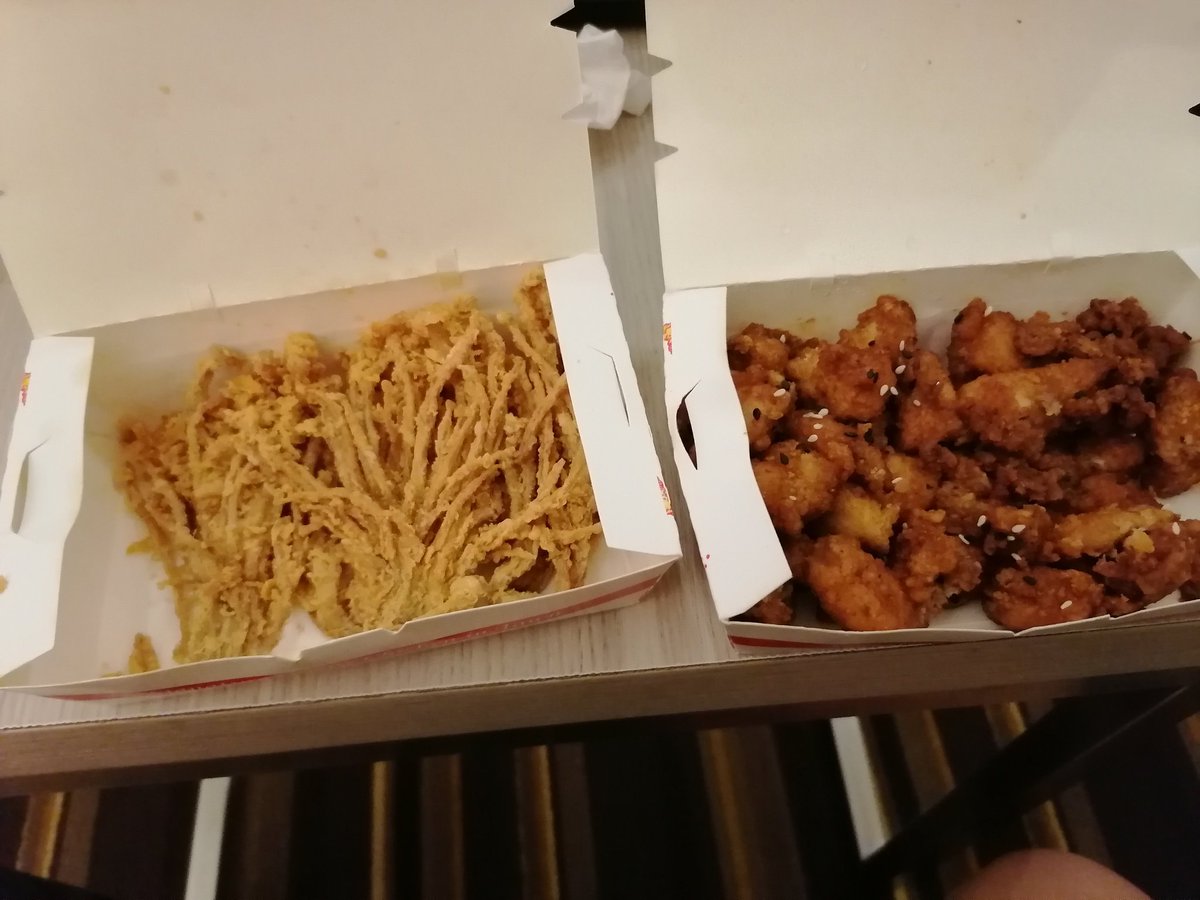 maxitsb's tweet photo. I got food delivered to me from way back home. Thank you baby ❤️ I appreciate it so much @melissaeva_ https://t.co/HGmrbXkVZG