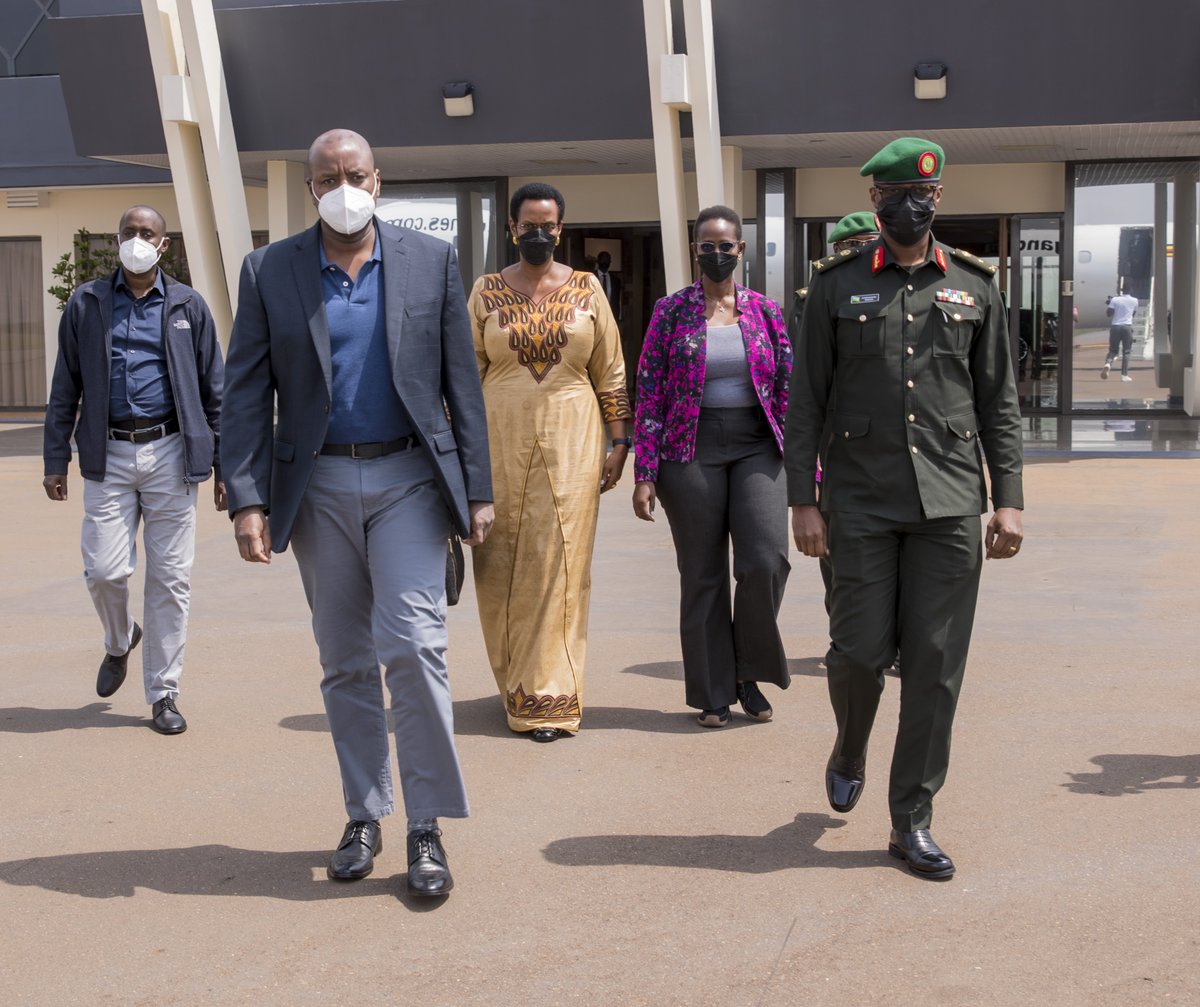 IGIHE's tweet photo. AMAFOTO: Umujyanama Mukuru wa Perezida wa Uganda mu bikorwa byihariye bya gisirikare akaba n’Umugaba w’Ingabo zirwanira ku butaka, Lt Gen Muhoozi Kainerugaba, yasoje uruzinduko rw’iminsi itatu yagiriraga mu Rwanda. https://t.co/tJhqI9YTTY