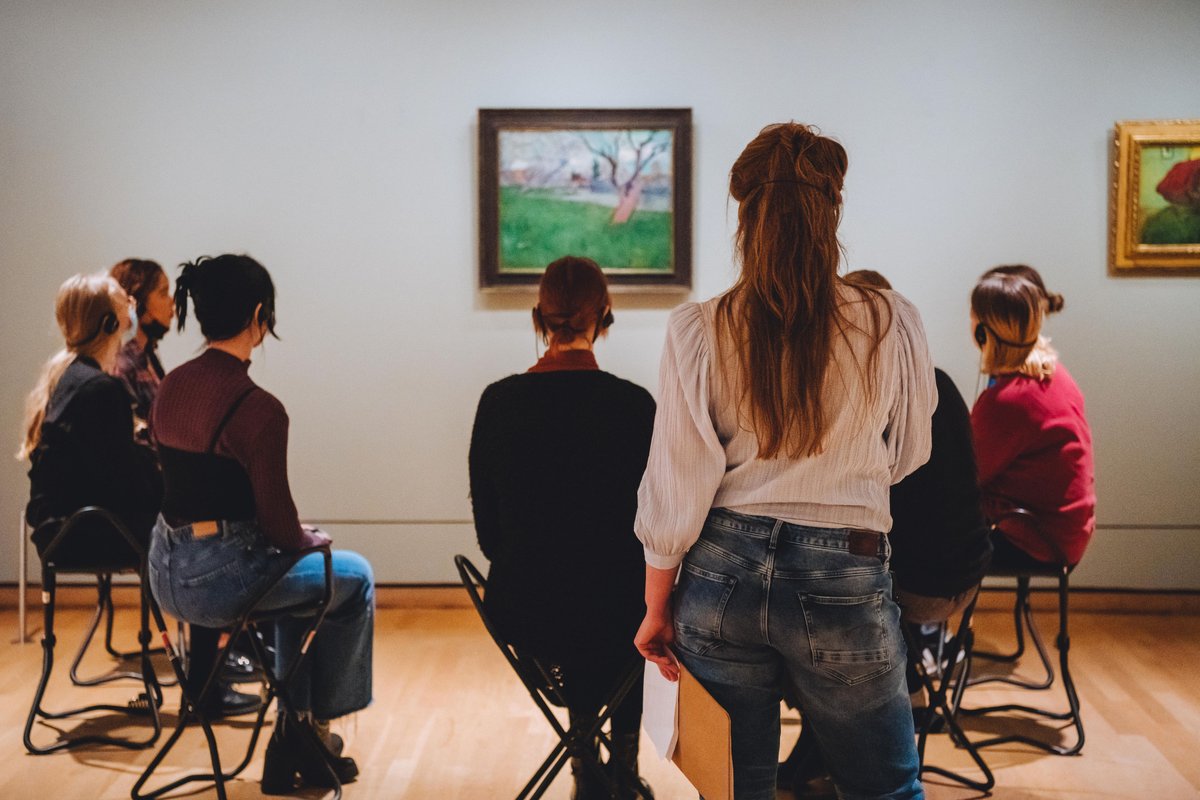 vangoghmuseum's tweet photo. Deze lente gaan we van start met het programma ‘Open up met Vincent’ waarmee we een positieve bijdrage willen leveren aan het gesprek over mentale gezondheid vanuit de kunst en het levensverhaal van Vincent van Gogh. Meer weten? Lees verder: https://t.co/GfrTMcmQAM https://t.co/288UlC5dzS