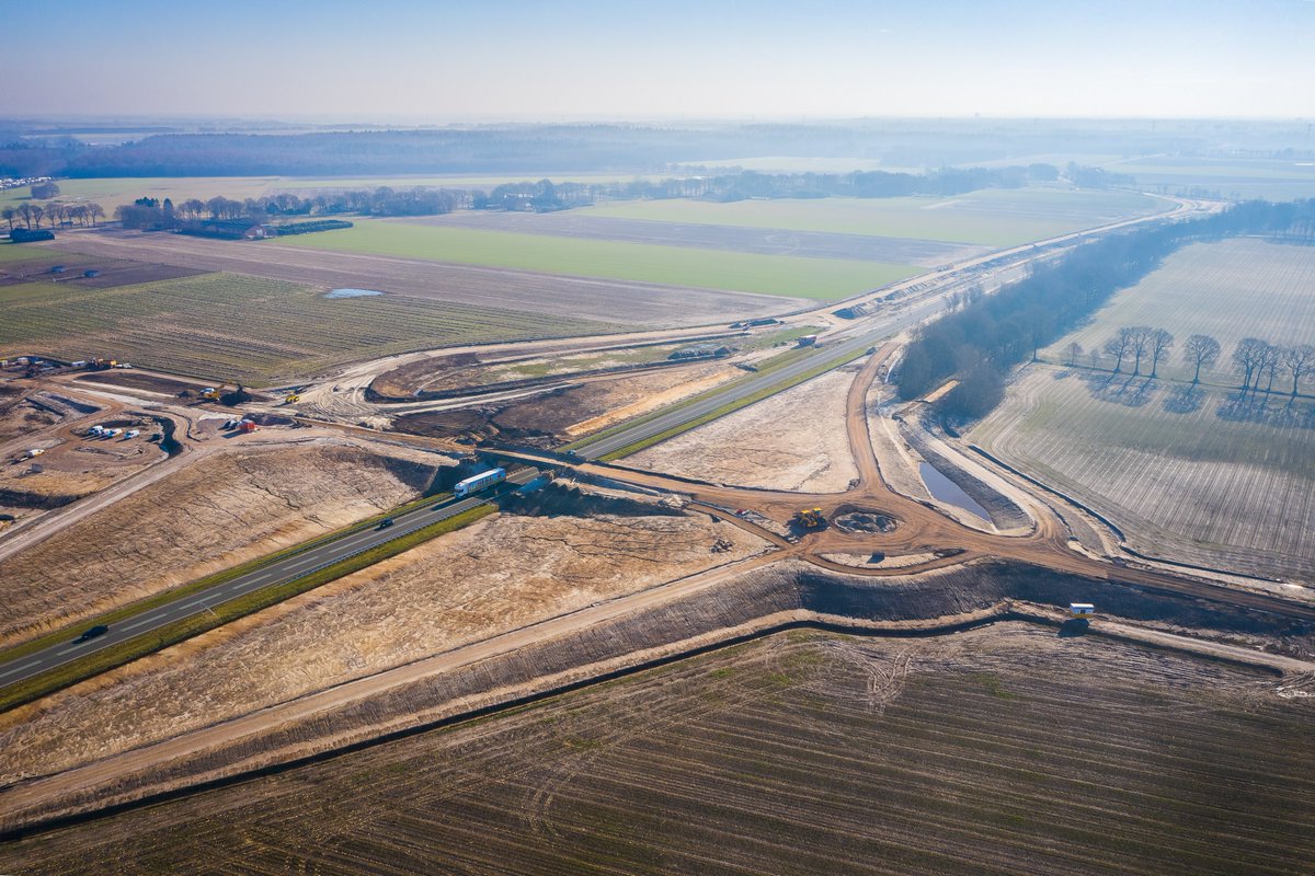 Van vrijdag 19.00 uur t/m maandag 6.00 uur is de N34 in beide richtingen dicht tussen Emmen-Noord en Exloo. De nieuwe fietsbrug die parallel aan het viaduct Oringerweide komt te liggen, wordt dan geplaatst. Ook vinden er andere werkzaamheden plaats ➡️ bit.ly/3i8cjJf