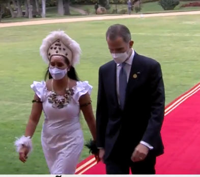 ogazprotocolo's tweet image. &quot;La derecha&quot;, querida. A las autoridades se les ofrece y cede LA DERECHA. Para no saber ser ni saber estar, aquí tienen el ejemplo de la Jefa de #Protocolo de #chile