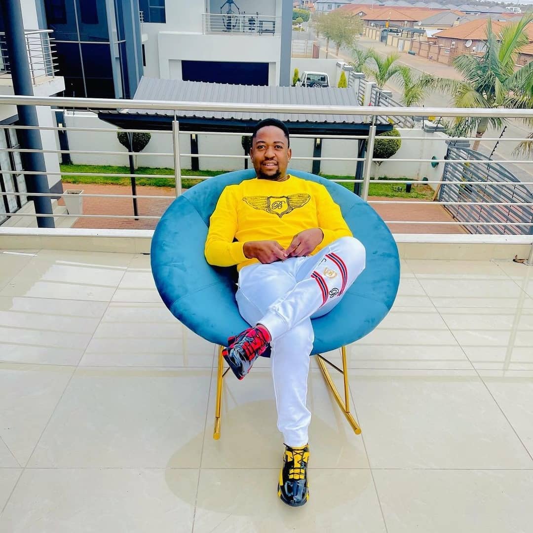 Thapelolesen's tweet photo. I am a binary option trader and I'm so loving it 👔📉👔👔🇿🇦
#Happy_Trader
#Profits_Withdrawal https://t.co/HRIIRceDyJ