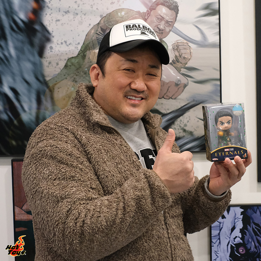 hottoysofficial's tweet photo. Hot Toys is grateful for the opportunity to show #DonLee the #Gilgamash figure prototype based on his recent screen appearance from @TheEternals. Thank you so much to your appreciation on Hot Toys’ creations! @MarvelStudios @Marvel @hottoysofficial https://t.co/SpHOeg5zZg