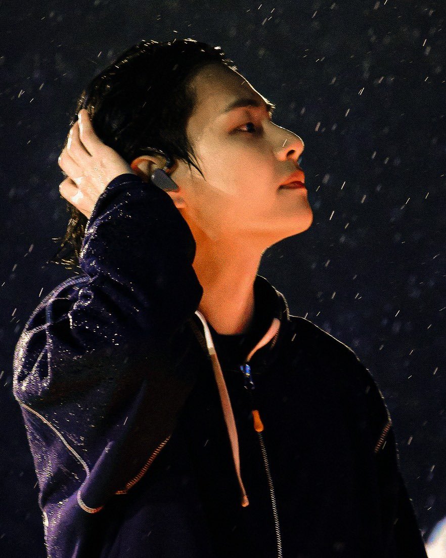 kthprettyhands's tweet photo. when it rains https://t.co/2zamTriDun