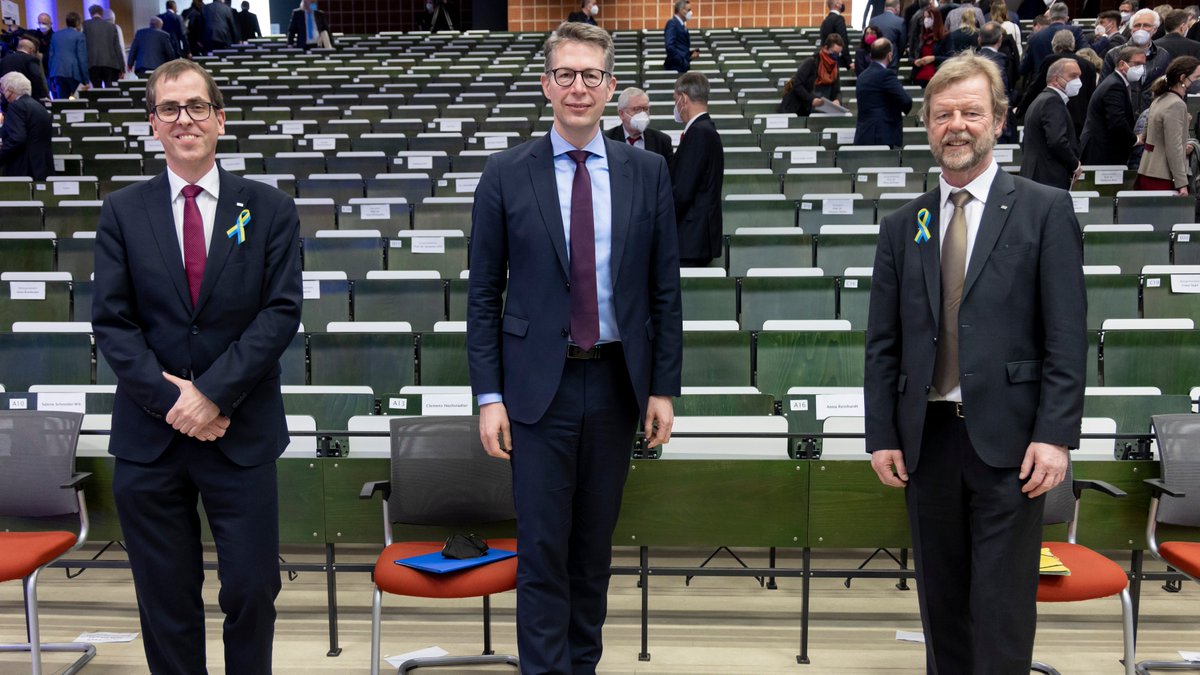 #Amtsübergabe: Wissenschaftsminister <a href="/MarkusBlume/">Markus Blume</a> würdigt die #Verdienste von Prof. Dr. Wolfgang Baier, Prof. Dr. Ralph Schneider ist neuer #Präsident der #OTHRegensburg. ➡️ oth-regensburg.de/new-startpage/…

📸 Florian Hammerich