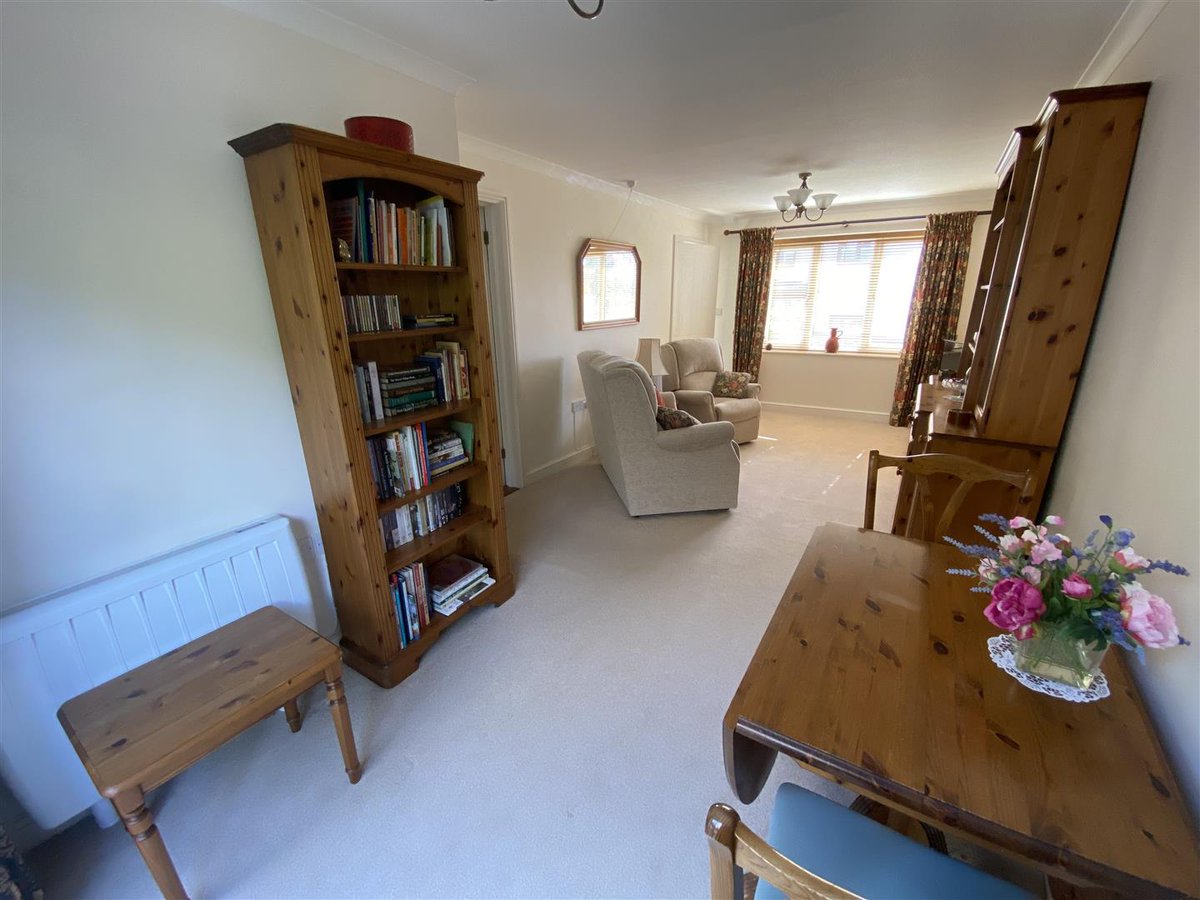 Philip_Martin_'s tweet photo. 🌟Retirement Property in Truro🌟
A beautifully presented middle terraced cottage offers independent living with an on-site manager on the edge of the city centre.
GUIDE PRICE £210,000
#Truro #Cornwall #RetirementProperty #EstateAgents #PropertyForSale https://t.co/NlCc6RIjhj