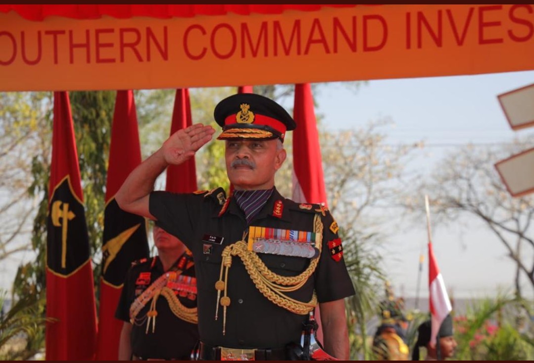 DefencePRO_Guj's tweet photo. #IndianArmy
#SouthernCommandInvestiture Ceremony 2022

Lt Gen JS Nain GOC-in-C #SouthernCommand  reviewed an impressive March past by columns of 3 EME Centre, Mahar Regimental Centre, #NCC Cadets &amp; Mechanised columns of Tanks &amp; wide array of New-Gen #combat equipment

@IaSouthern https://t.co/nUm8878amN