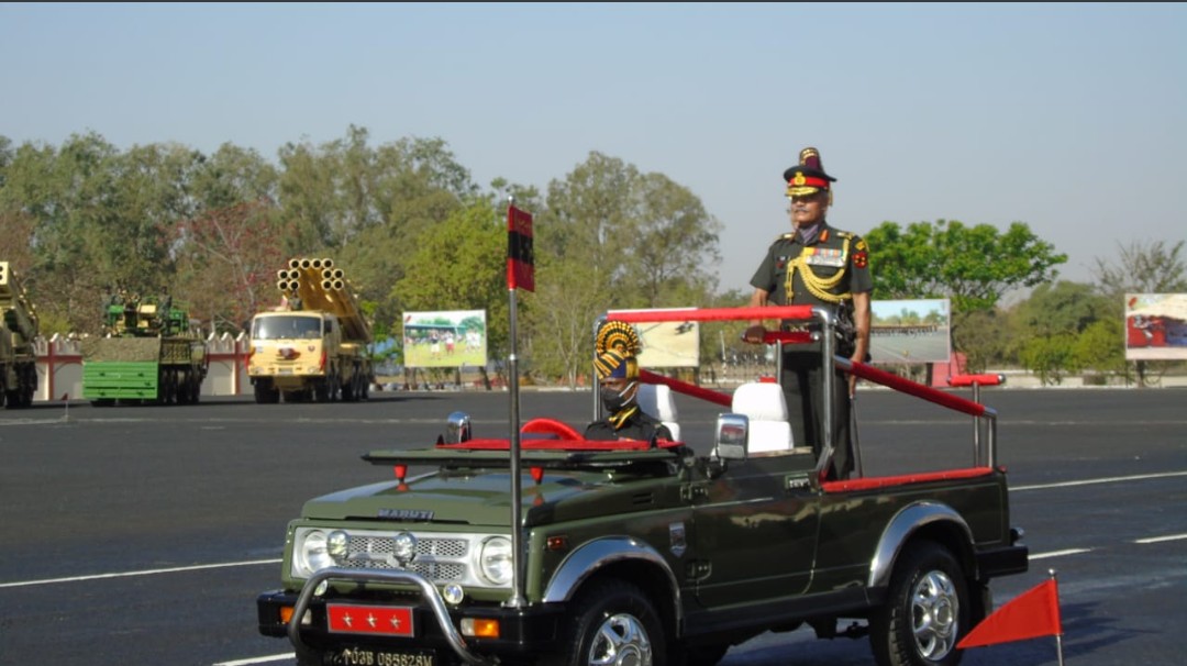 DefencePRO_Guj's tweet photo. #IndianArmy
#SouthernCommandInvestiture Ceremony 2022

Lt Gen JS Nain GOC-in-C #SouthernCommand  reviewed an impressive March past by columns of 3 EME Centre, Mahar Regimental Centre, #NCC Cadets &amp; Mechanised columns of Tanks &amp; wide array of New-Gen #combat equipment

@IaSouthern https://t.co/nUm8878amN