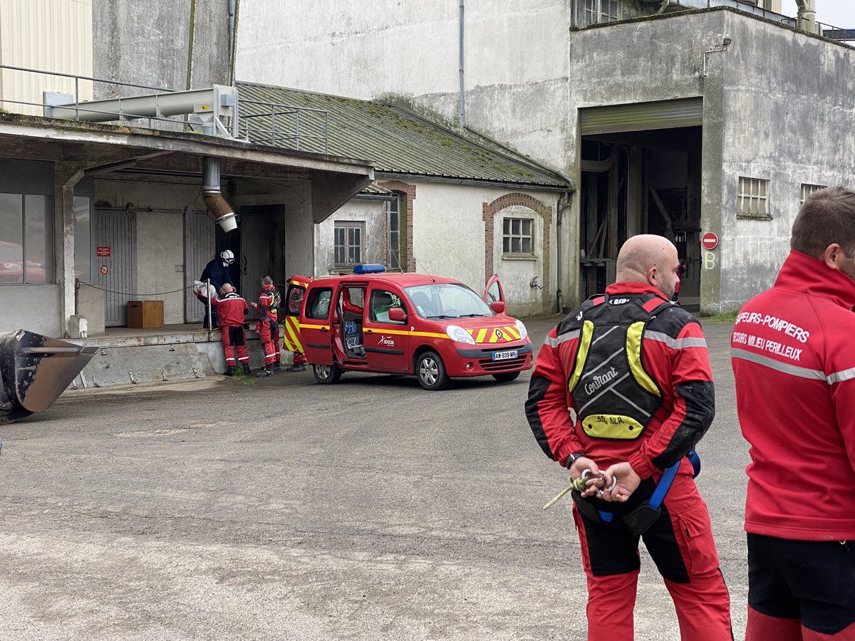 GroupeSCAEL's tweet photo. [EN DIRECT] Démonstration 

Le @Officiel_SDIS28 réalise une démonstration de secours en cas d’ensevelissement dans le grain sur le site #SCAEL de Gallardon. https://t.co/gpob4WB5N0