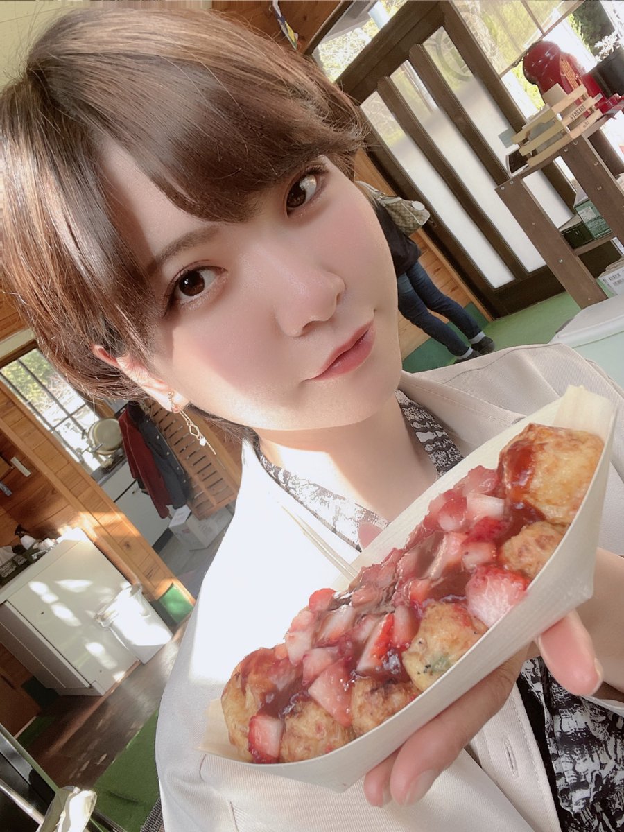ya_yama15's tweet photo. 【お知らせ】

3月21日にフルーツ公園で行われるキッチンカーイベ���トでこの日限定 甲州たこ焼き道さんの【いちごのチリソースたこ焼き🍓×🐙】に合うワインを提案させていただきます🍷

今日は試食と打ち合わせ😋ペアリングは当日のお楽しみに🍓🐙🍷

ご来場お待ちしてます☺️🙌ﾍｲﾗｯｼｬｲ

詳細↓ https://t.co/gLFDyzxuNU
