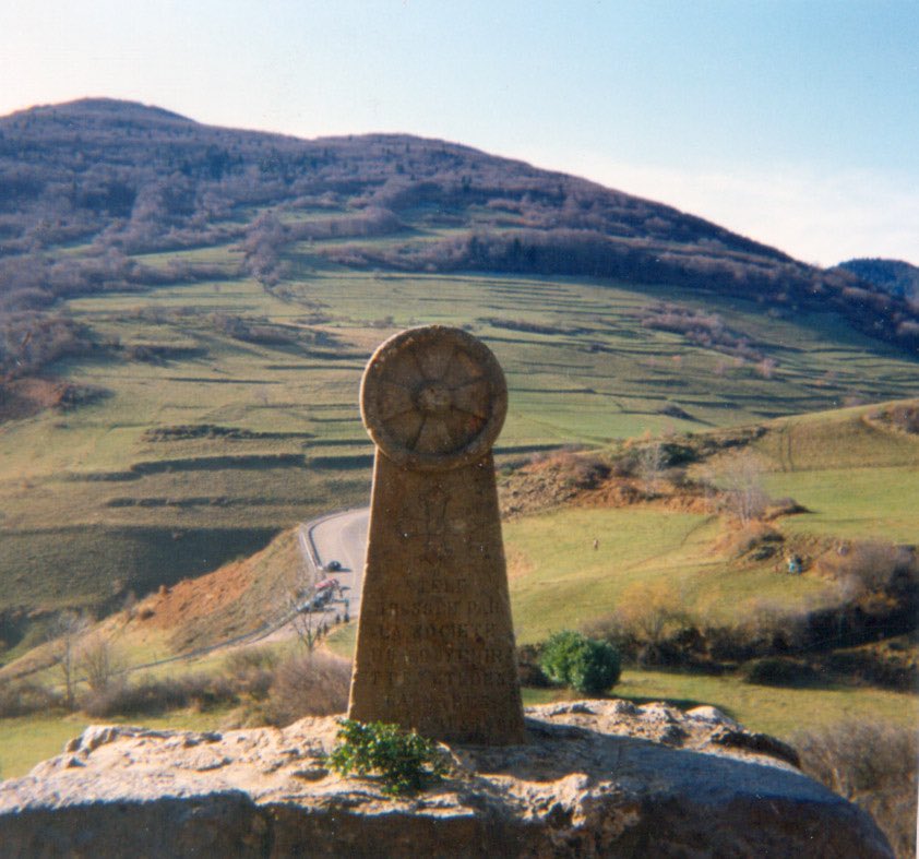 AliciaMimundo's tweet photo. #Efemérides 
1/3 Tal día como hoy, un 16 de marzo de 1244, al pie del castillo de Montsegur, Francia, más de 200 cátaros que no abjuraron de su fe fueron quemados en la hoguera en el Camp dels Cremats (Campo de los Quemados). Una estela los recuerda: “A los cátaros, a los ⤵️ https://t.co/vi8hnb8sby