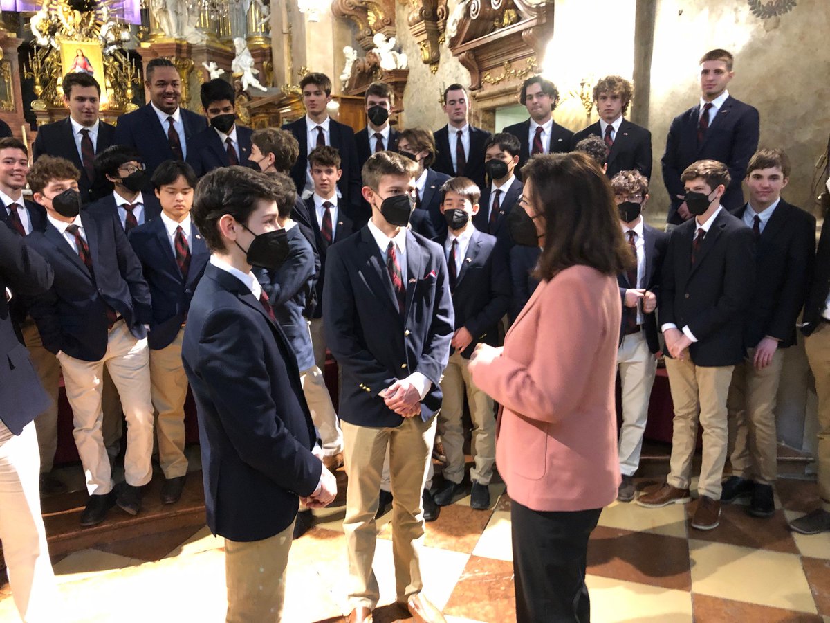 Great to meet @RoxburyLatin’s Glee Club singers who came all the way from Boston to perform in Vienna. Through music, these young people share U.S. culture and help build people-to-people connections between our countries. I wish them all the best during their European tour.