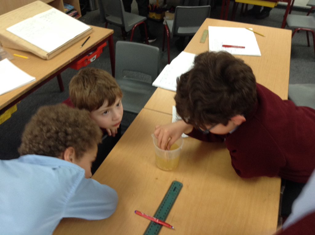 CharlesPrimary4's tweet photo. This week is #NationalScienceWeek. Yesterday year 4 took part in the whole school biscuit investigation, finding out if the temperature of a liquid affects a dunking biscuit 🍪 #StChSci #StChScience https://t.co/gwLlxktBrO