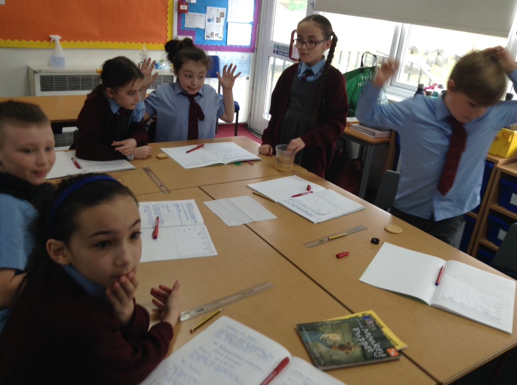 CharlesPrimary4's tweet photo. This week is #NationalScienceWeek. Yesterday year 4 took part in the whole school biscuit investigation, finding out if the temperature of a liquid affects a dunking biscuit 🍪 #StChSci #StChScience https://t.co/gwLlxktBrO
