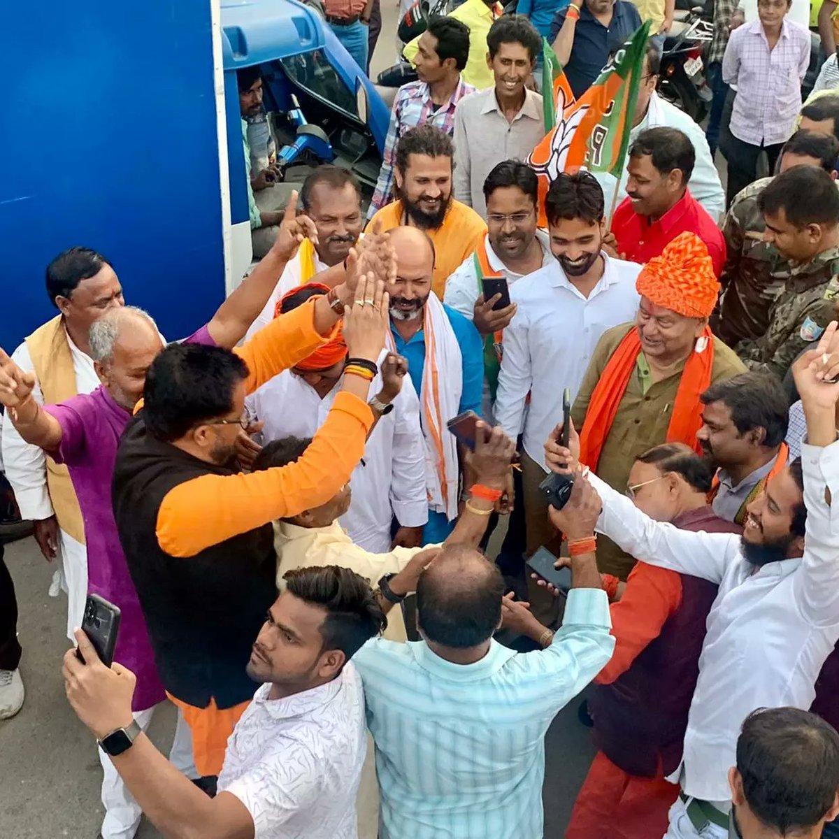 BjpVishalgautam's tweet photo. चार राज्यों में भाजपा के प्रचंड बहुमत से विजय प्राप्त करने पर बोकारो में  विजय जुलूस निकाला गया जिसमे मुख्य रूप से धनबाद के माननीय सांसद मेरे अभिभावक आदरणीय @pnsinghdhanbad  एवं भाजपा के कई युवा कार्यकर्ता गण ओर वरिष्ठ नेता गण शामिल थे।
#जयश्रीराम🚩🚩 @indushekharbjp https://t.co/wcWkaEddMg