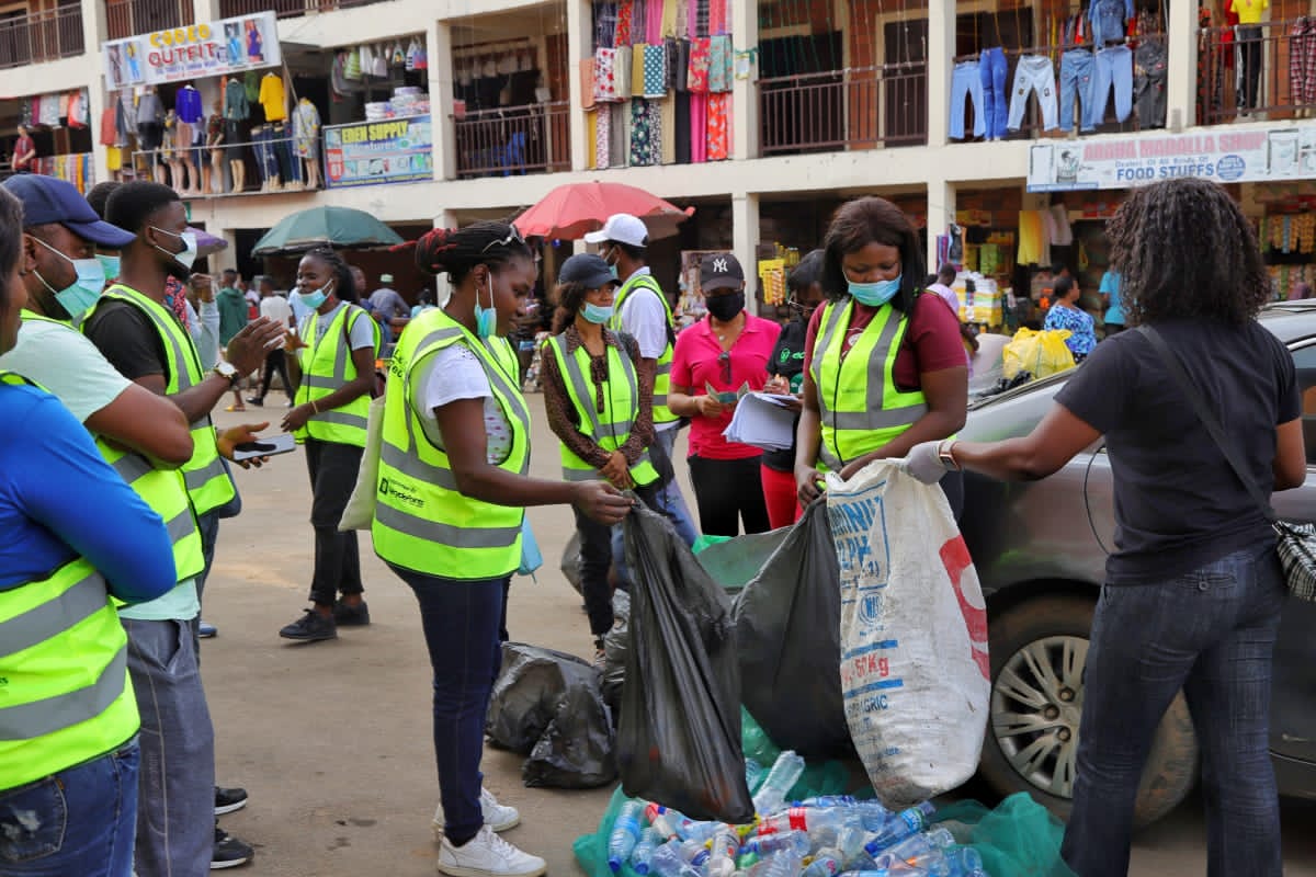 EcoBarter's tweet photo. Young people leading change by sensitizing people in Kubwa market to #LetsGetRecycling 

Tell us what you are doing to lead change in your community 👇🏼 https://t.co/d5o17Q5NNM