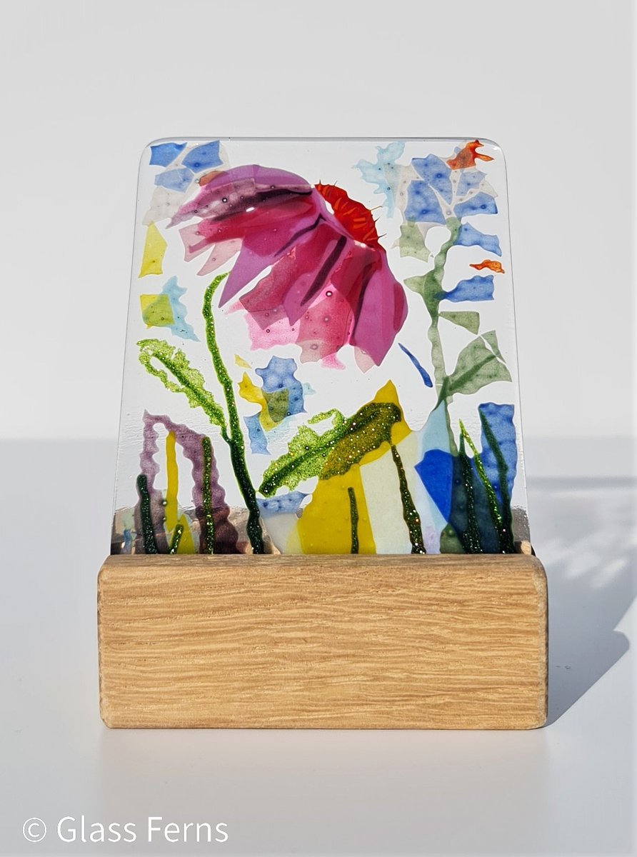 Pink Echinacea fused glass panel set in a handmade oak stand

crafters.market/shop/glass-fer…

#contemporaryart #pink #vibrant #flowers #fusedglass #glassart #gifts #shopsmalluk #elevenseshour <a href="/_CMUK/">Crafter's Market UK</a>