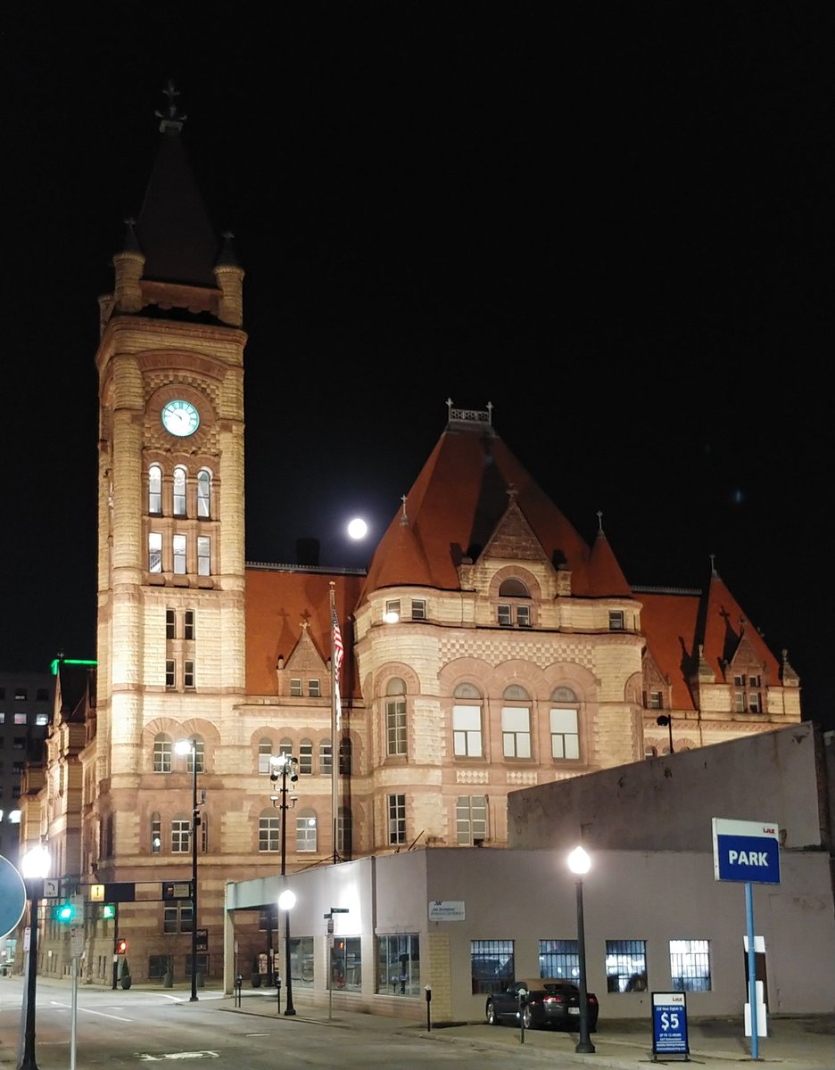 BillGRinehart's tweet photo. Good morning, Cincinnati City Hall &amp; Moon. https://t.co/Kv2zXt4GEq