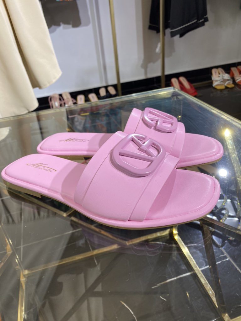 eles_store's tweet photo. Plutôt sandales plates ou sandales à talons mesdames ? ☺️
En tout cas nous avons de tout! De 36 à 41. Les prix vont de 12000 à 35 mil. 
Rdv dans notre showroom à Bastos centre éducatif ou commandez directement au 658689085. ☺️ https://t.co/ymE86Jh3LM