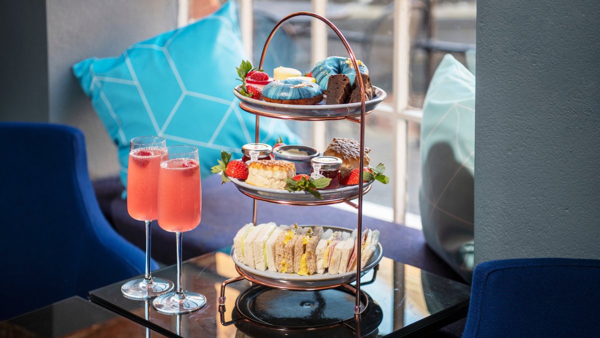 homeofbombay's tweet image. Last tickets remaining for #MothersDay #AfternoonTea for 2 with a Cocktail - don't miss out! Book now: 
bombaysapphire.com/distillery/tou… #BombayDistillery #BombaySapphire #BombaySapphireDistillery #StirCreativity #GinCocktails #Gin #Cocktails #MothersDay2022 #BombayGin