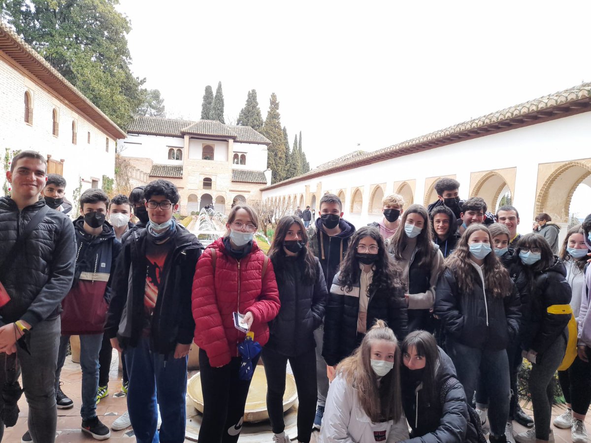 La belleza matemática en la Alhambra.
Desde hace varios años, el Departamento de Matemáticas del I.E.S. José de Mora realiza una visita matemática a la Alhambra con los alumnos y alumnas de 3º E.S.O.