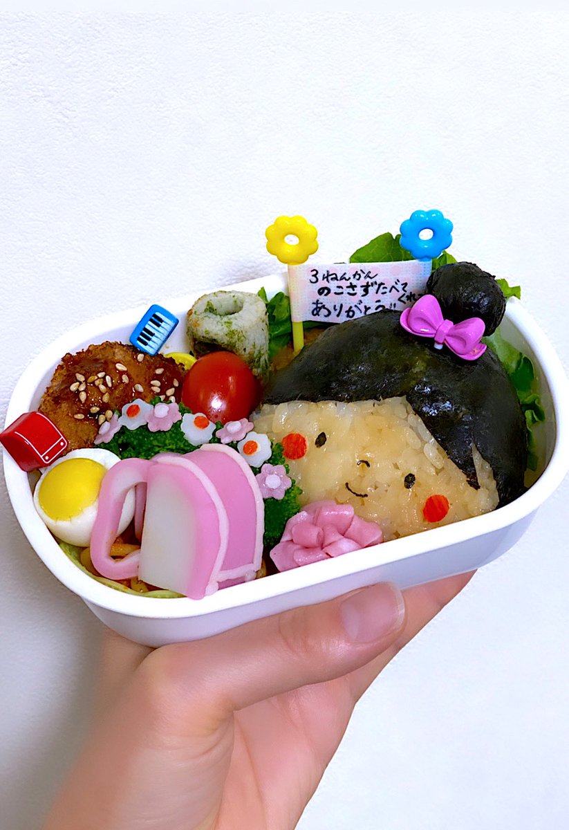 3min_3s's tweet photo. #幼稚園最後のお弁当 なので
娘の希望で #キャラ弁 ♡
久々すぎて腕の鈍りを感じざるを得ない💦
でも楽しかった〜🎶

今週末は卒園式🌸
幼稚園生活も終わりかと思うと寂しいな…

#卒園 #卒園弁当 #お弁当 #お昼ごはん #ランチ #ランチボックス #ランドセル #ランドセル弁当 #娘弁当 https://t.co/LWDlams1Ig