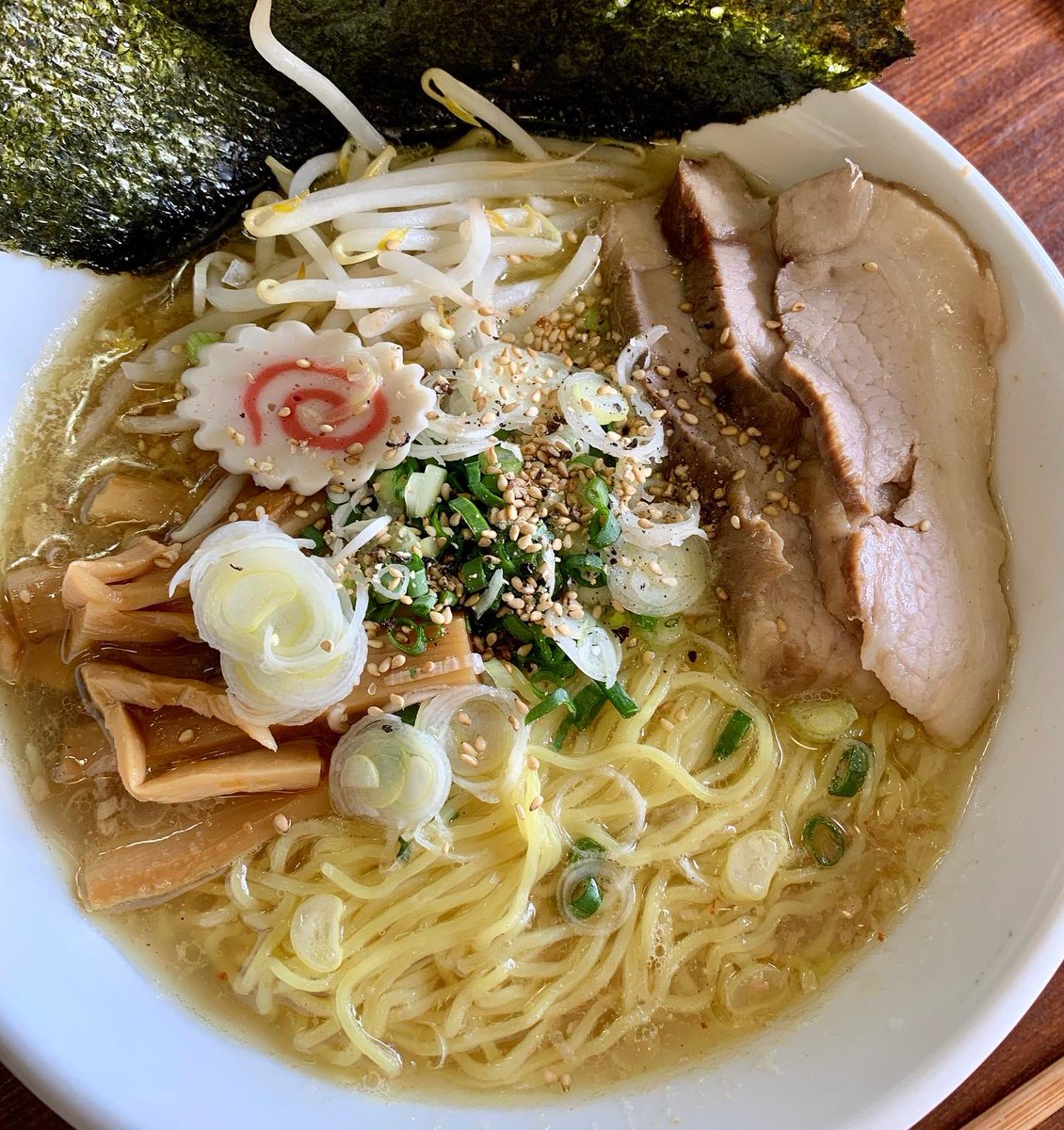 今日は煮干し塩ラーメン作ってるんだ食いました🍜😋✨ 半端な休日をのんびり過ごせて満足😃