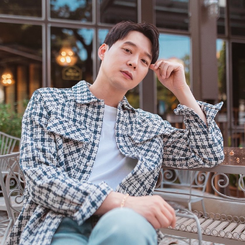 Bubbly_is_me's tweet photo. PRODUCER PARK is coming to town, BE PREPARED!
Is he gonna be a demanding and strict one, 
or a warm and understanding one?
Regardless, I know he will be an awesome producer, just you wait!
#NewProducer #ProducerPark #ParkYuchun #ParkYoochun #Yoochun #박유천 #ยูชอน #NextGlobalStar https://t.co/G9JZg0f2KC