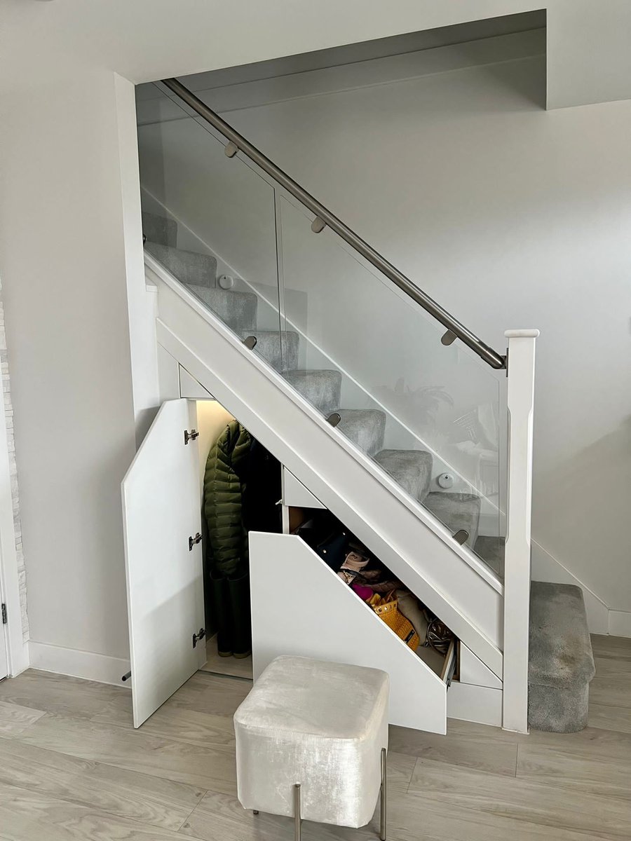 NthStonehamPark's tweet photo. *DESIGN IDEAS* more under stairs storage inspiration and we love these units fitted into a 2-bed Woburn home, which neatly stash away coats, handbags & shoes. π
#designideas #understairsideas #understairsspace #understairsstorage #Parklife #DIYtips #diyhome https://t.co/3GjZKbENbU