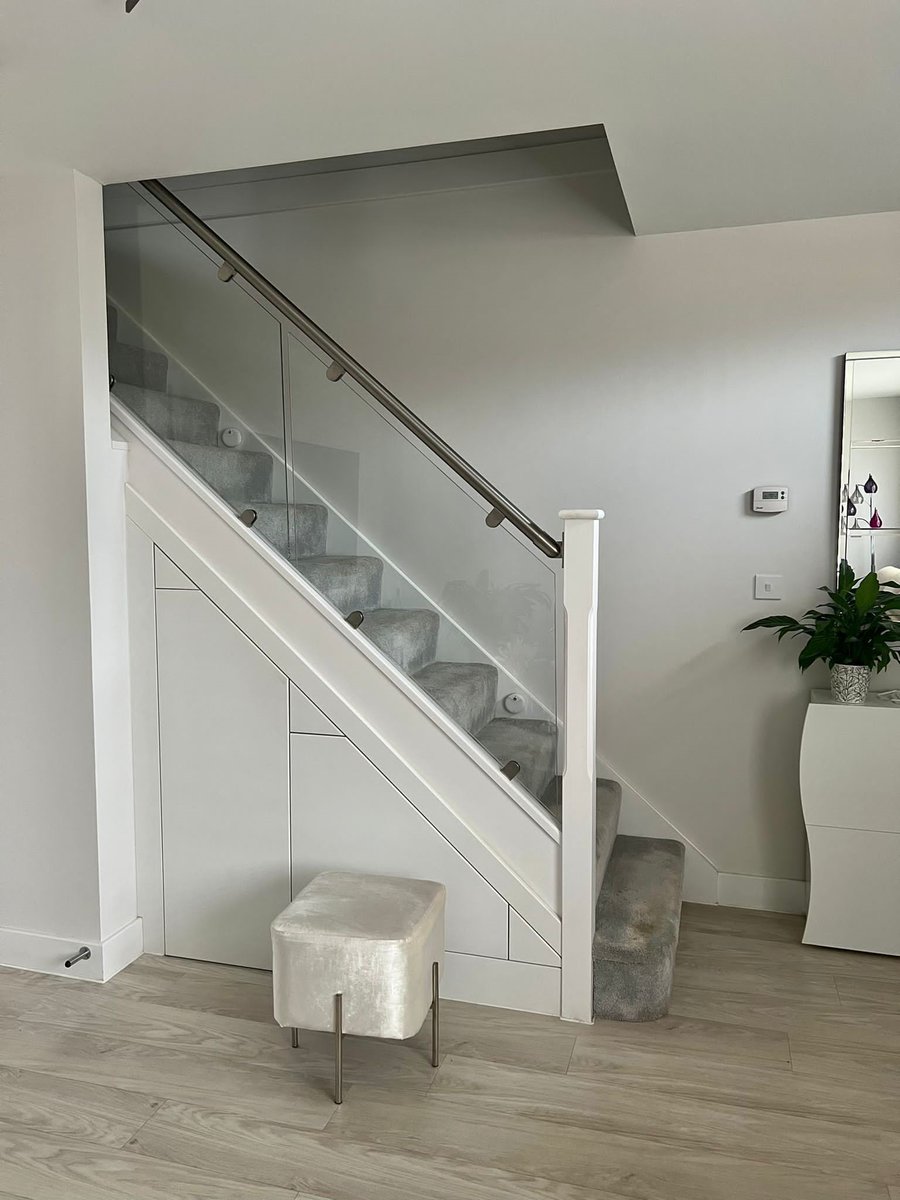 *DESIGN IDEAS* more under stairs storage inspiration and we love these units fitted into a 2-bed Woburn home, which neatly stash away coats, handbags &amp; shoes. 😍
#designideas #understairsideas #understairsspace #understairsstorage #Parklife #DIYtips #diyhome