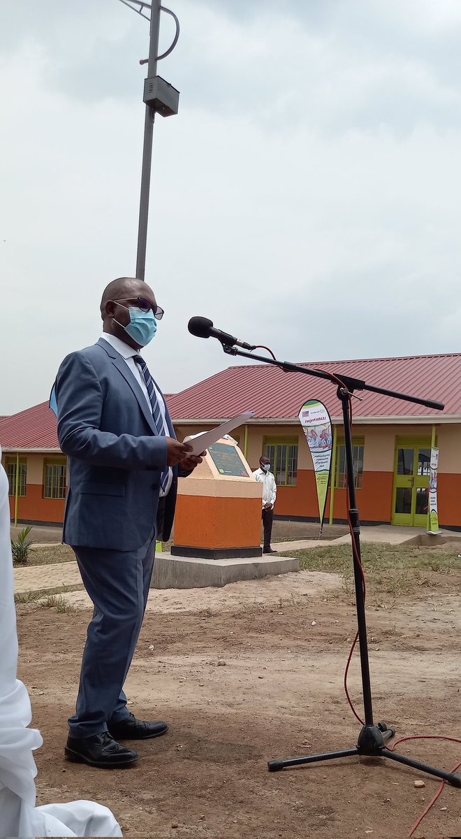 fca_uganda's tweet photo. Mr. Douglas Asiimwe, the Acting Commissioner for refugees at @OPMUganda making his remarks at the Commissioning of Bukere SS.
The school has 686 learners from Senior One to Senior Four. 30% of these learners are from the host community. #Educ4all https://t.co/3ZSrEYwUmZ