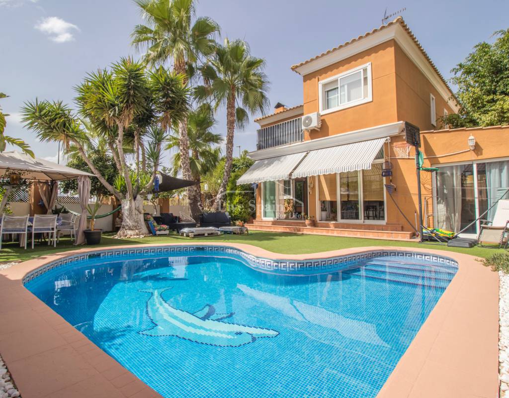 sharrichards21's tweet image. REDUCED! Lovely 3 bed house with pool and lovely views just near Aspe.  Backing onto the Natural park there are lots of walks and even a local restaurant. Now 238000€ for a quick sale buff.ly/3tfaZuf #BuyPropertyinSpain #Followyourdream #RetiretoSpain #LiveSpainforLife