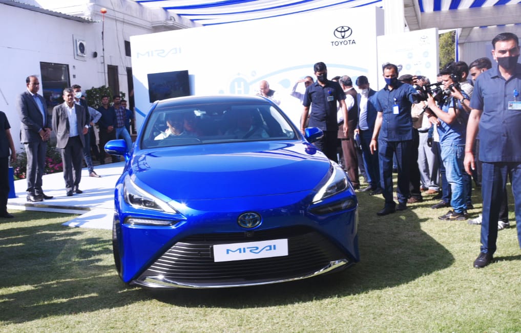 nitin_gadkari's tweet photo. Delighted to launch the world's most advanced technology - developed Green Hydrogen Fuel Cell Electric Vehicle (FCEV) Toyota Mirai along with Union Minister Shri @HardeepSPuri ji, Union Minister Shri @RajKSinghIndia  ji,... https://t.co/teu8pm1l57