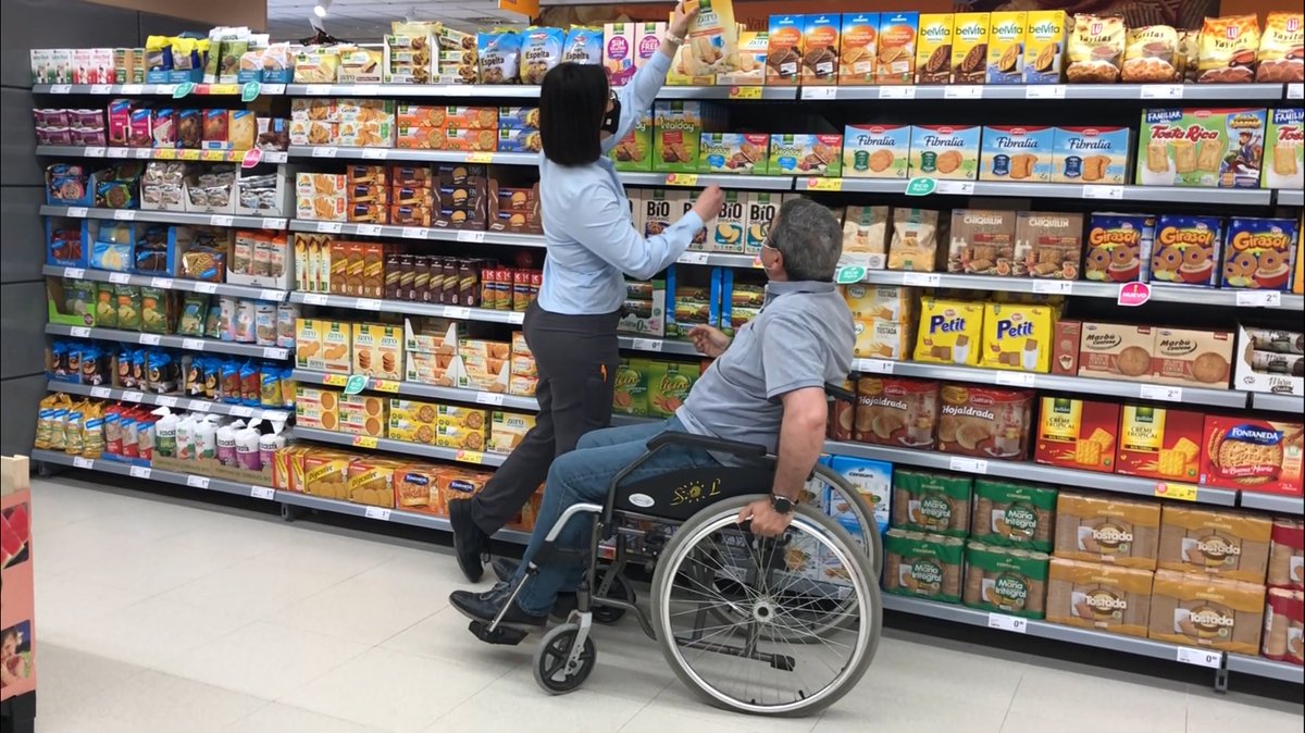 Consum's tweet photo. Facilitamos la compra a personas mayores y con discapacidad en nuestras tiendas de C-LM
🔸Disponible en los 17 supers de la región.
🔸Programa promovido por el @Cermi_Estatal y el @gobjccm
Info 👉https://t.co/oLMFl22Mkx
#mayores
#compraasistida https://t.co/K7EAxfWWAn