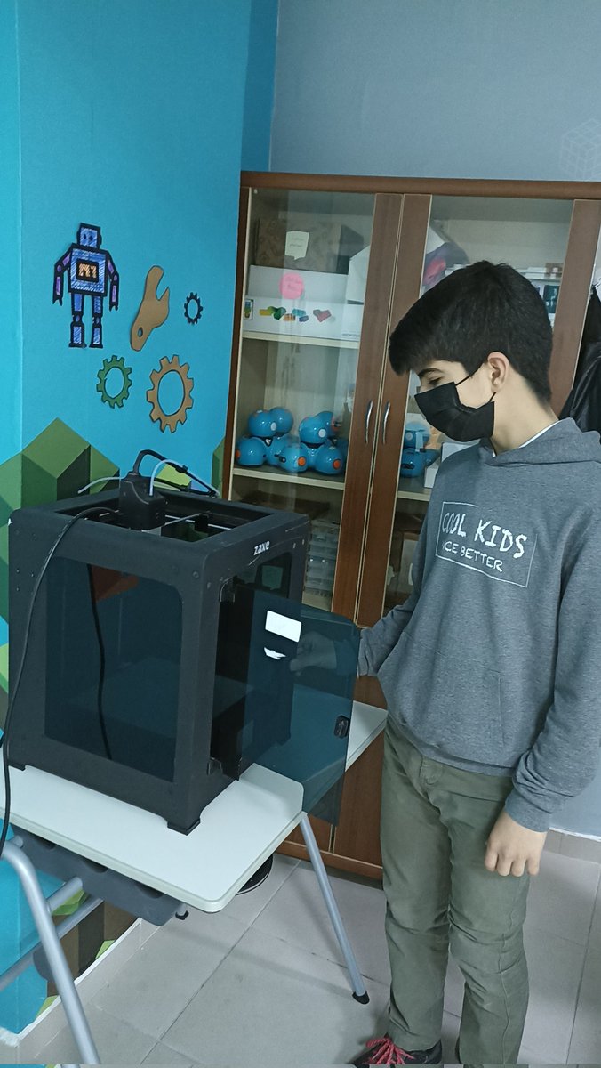 _eminetas's tweet photo. Ekip olarak çalıştık ve TUBİTAK 2204-B İstanbul bölge sergisine davet almaya hak kazandık. Nice güzel başarılara 🤖💻

 @muammerozkan_ @kursatkayalak @ArifeKaraman6 @dilekyldz1986 @DogaTech @DogaUskudar 

#dogatech #tubitak #dogakoleji #kodlama #robotik https://t.co/vvhtZL1Fpp