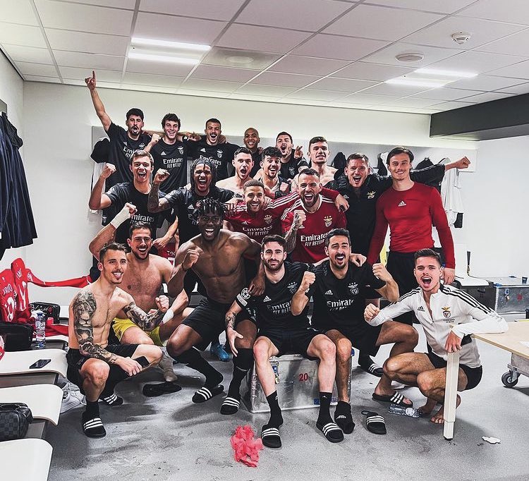 AdeptosdoSLB's tweet photo. Vencemos um Spartak fraco… 
Vencemos um PSV fraco…
Vencemos um Barcelona fraco…
Vencemos um Dynamo de Kiev fraco…
Vencemos um Ajax fraco…

Que sorte que o Benfica teve de apanhar adversários tão fraquinhos 🤪 https://t.co/fw2Is8fp57