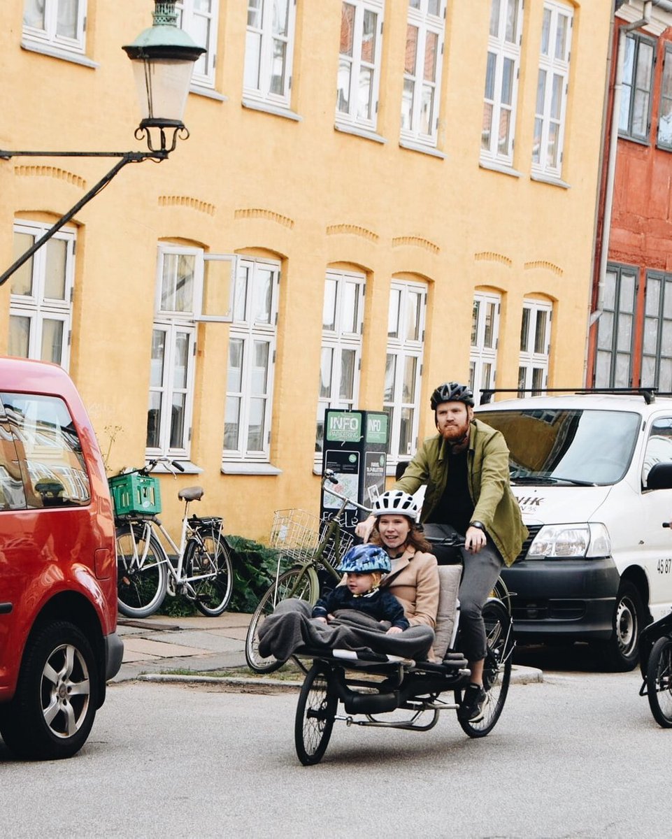 cohandco's tweet photo. This is what sustainable family living looks like 💛🚲 

#cargobikelifestyle #copenhagen #livablecities #familylife #sustainableliving #danishhygge https://t.co/2pcvrchvou