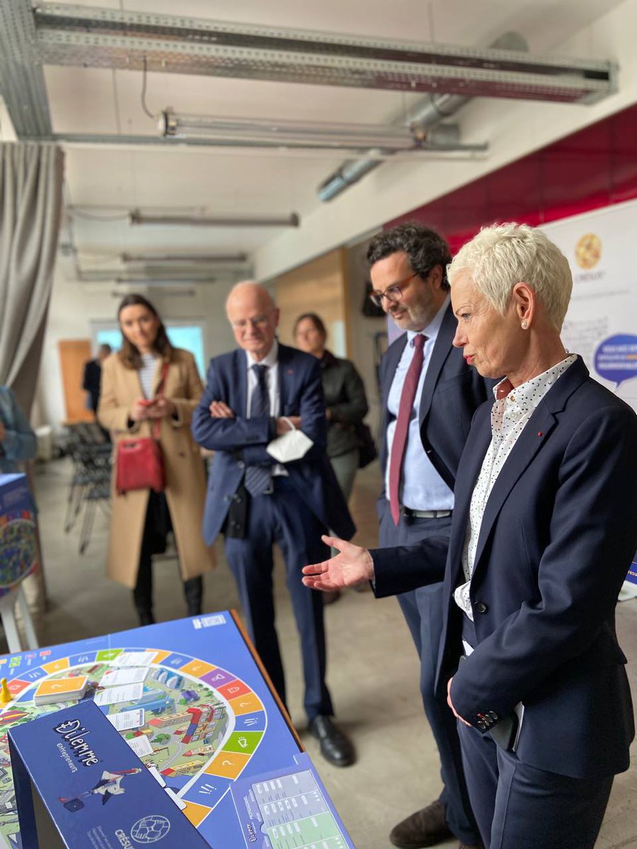 KlinkertBrigitt's tweet photo. Ravie de rencontrer @assocresus qui accompagne des personnes en situation de précarité financière. Car la mobilité peut être un véritable frein dans le retour à l'emploi, nous développons à leurs côtés les solutions de micro-crédit qui facilitent les achats de véhicules. https://t.co/tS3wX1YPrA
