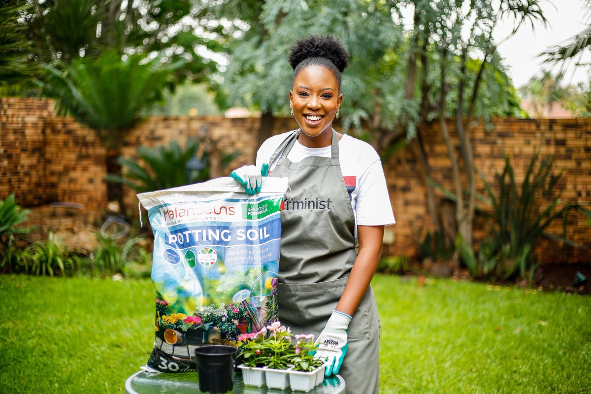 FarmMinist's tweet photo. Just a girl who loves everything gardening and agriculture 👩🏾‍🌾 
#farminist#womeninagriculture#femalegardner#youthinagriculture https://t.co/vZJoW1QiOy