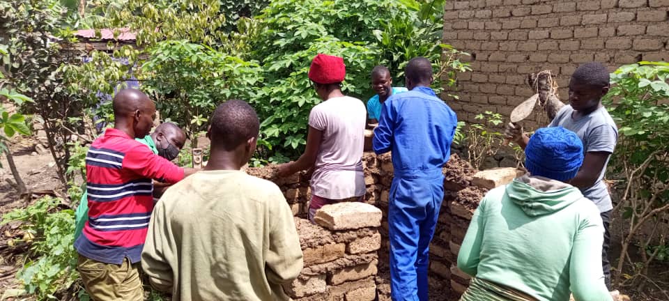 CellNyundo's tweet photo. Inkomezabigwi IX zikomeje ibikorwa by'urugerero mu kubaka urwatubyaye birimo gukemura ibibazo bibangamiye imibereho myiza y'abaturage, aho ziri kubaka ubwiherero ku miryango itishoboye ifite ubushaje https://t.co/iLwR5R1KzF