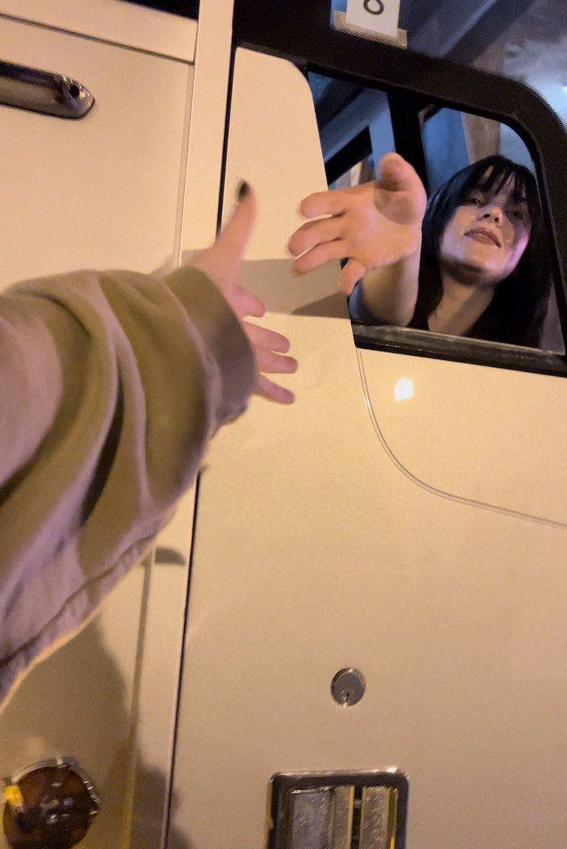billieeilishtrs's tweet photo. #HTEStPaul: Billie talking to fans outside of the @XcelEnergyCtr tonight in Saint Paul, Minnesota.🤍
📸: @betteronurown https://t.co/Rka0OxmNMJ