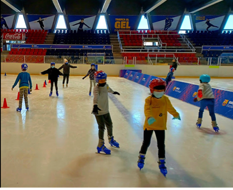 Els nens i nenes de tercer vam anar a fer un curset de patinatge a la Pista de Gel  del  Barça. Ens ho vam passar molt bé!