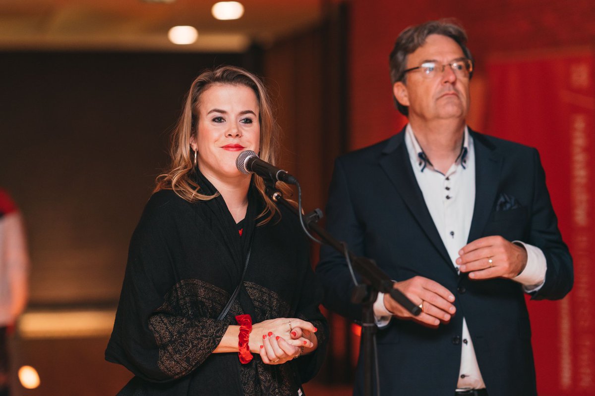 Present your Startup tweet media