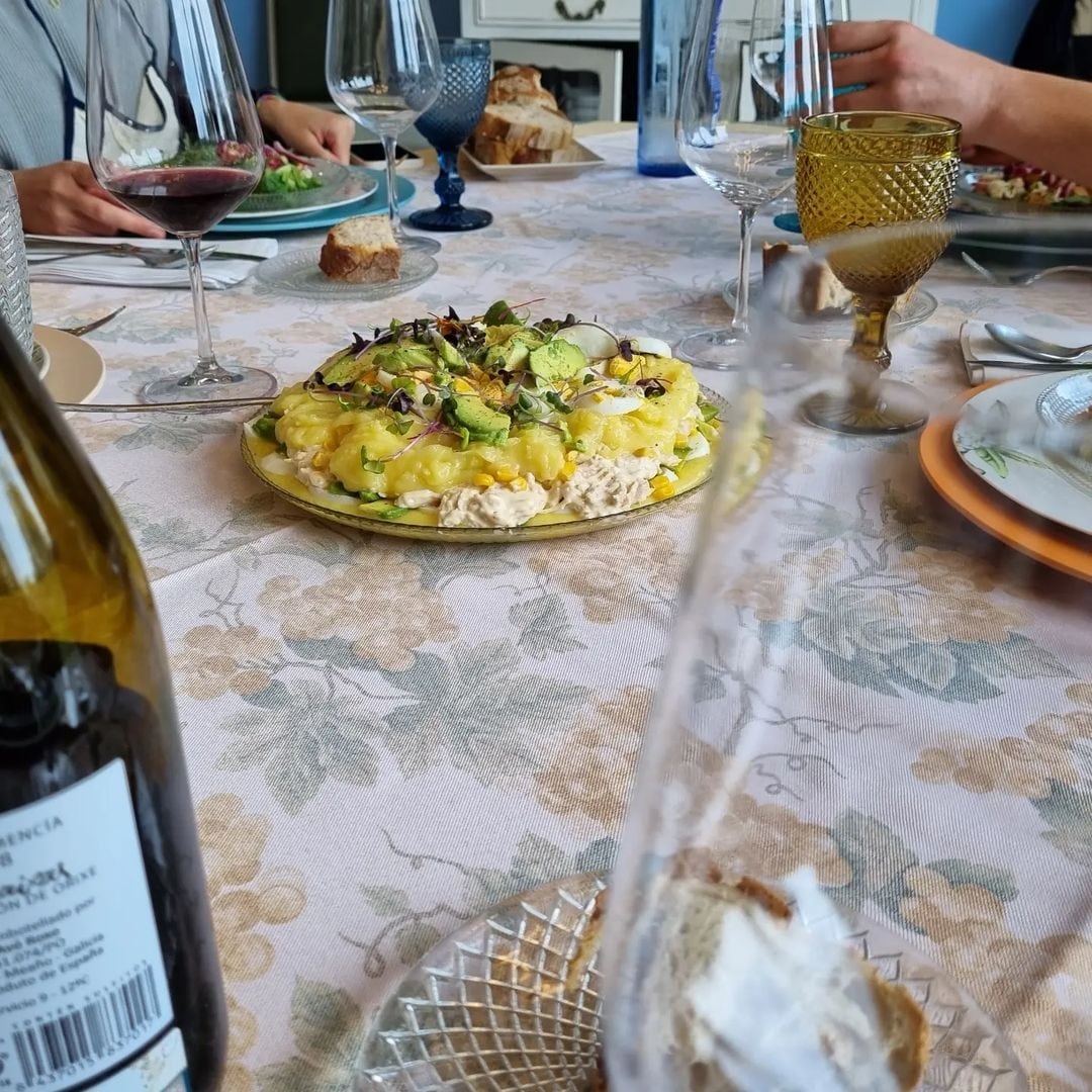 El Arte de Cocinar entre amigos by <a href="/CookingOSalnes/">Cocinando Salnés</a> en @quintasanamaro Cocinar y luego catar .... #cookingclass 
.
.
#elartedecocinarentreamigos #talleresdecocina #cocinaperuana #momentosríasbaixas #riasbaixas #Galicia #osalnes #cocinandoenelsalnes