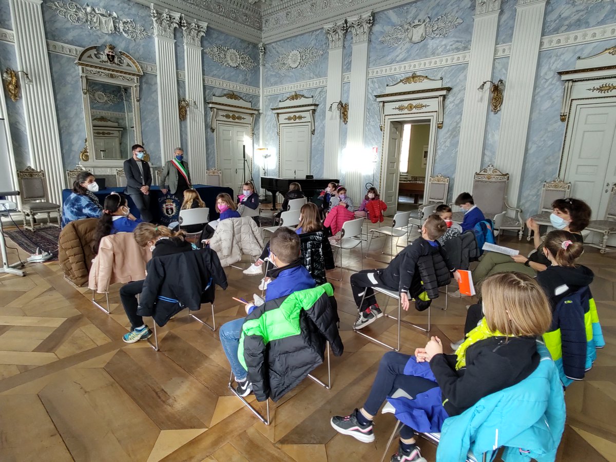 ComunediAosta's tweet photo. Incontro speciale in Municipio con due classi terze della scuola primaria dell'Istituzione scolastica "E. Lexert". Il sindaco @nuti_g e l'assessore all'Istruzione @SamueleTedesco  hanno accolto i bambini, rispondendo ai loro quesiti sul "funzionamento del @ComunediAosta". https://t.co/oOZAOU1HEs